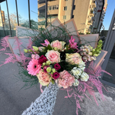 Buchet "Chloe" cu trandafiri și lisianthus